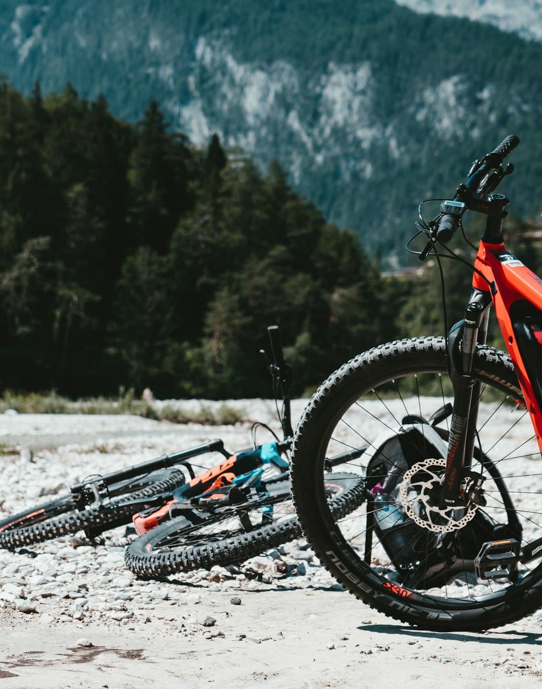 Mountain bike elétrica vermelha na montanha