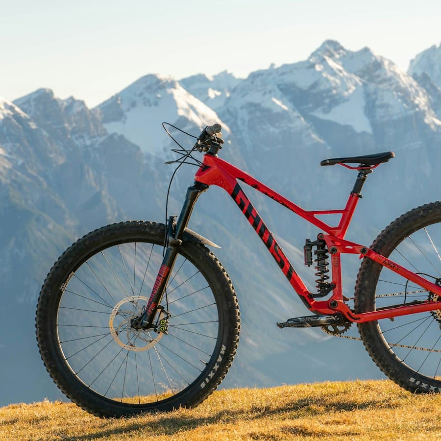 Mountain bike vermelha de suspensão dupla